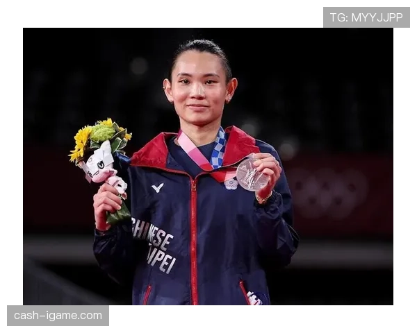 戴资颖训练场上严肃，后台出门竟被拍到逗趣一笑，看不出是羽坛狠角色了！